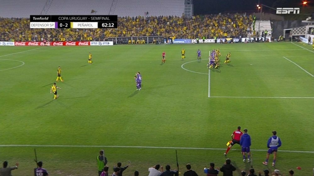 El offside de Arezo que reclama Defensor Sporting en el segundo gol carbonero El offside de Arezo que reclama Defensor Sporting en el segundo gol carbonero