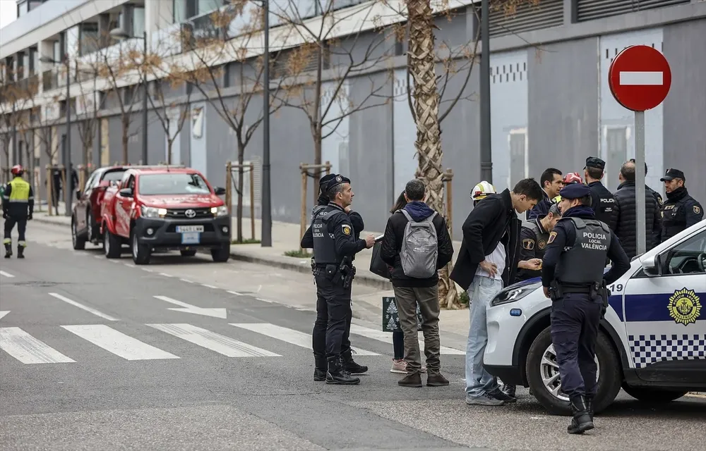 Policías trabajan en el incendio de los edificios de Campanar (Archivo)