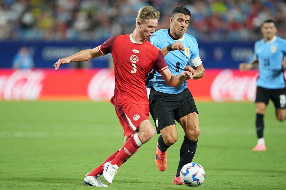 Luc de Fougerolles de Canadá y Luis Suárez de la selección de Uruguay&nbsp;