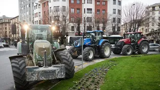 Agricultores durante una manifestación de tractores por el centro de Pamplona durante la tercera jornada de protestas de los ganaderos y agricultores para pedir mejoras en el sector