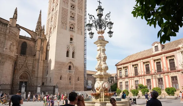 Turistas pasean por Sevilla, Andalucía.