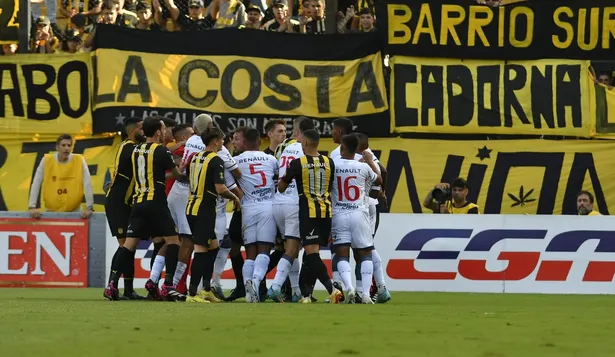 Así terminó el empujón de Leo Coelho a Gastón Pereiro en el primer tiempo