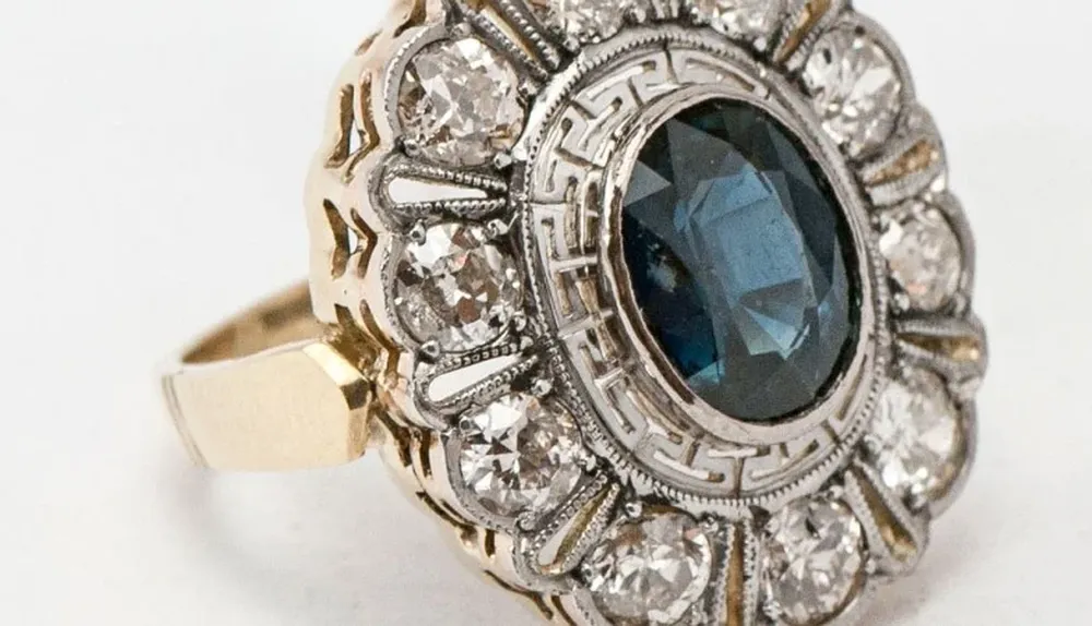 Anillo de 18 quilates con diamantes de dos quilates y zafiro azul