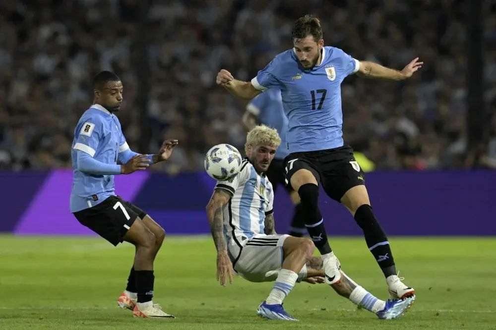 Matías Viña y Nicolás De la Cruz podrán compartir equipo en Brasil