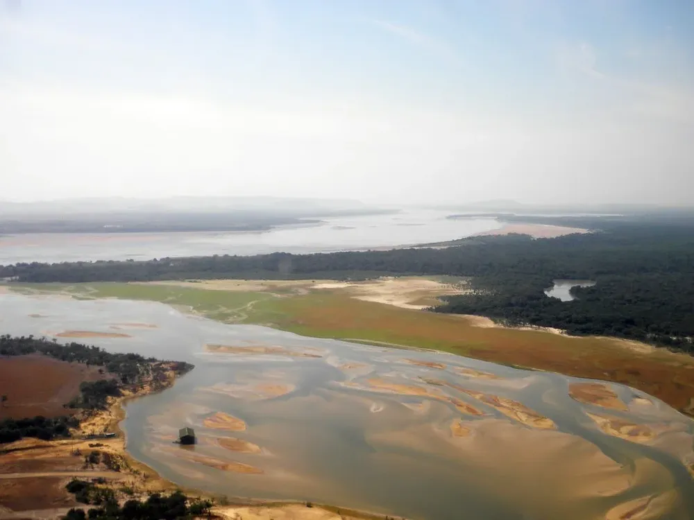 Si los desechos contaminantes de una planta venezolana de explotación de bauxita llegan al río Orinoco se puede producir una catástrofe ecológica.