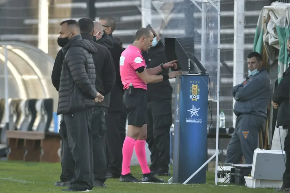 José Burgos estuvo durante un buen rato observando las imágenes del VAR para ver si pitaba o no penal para Sud América ante Peñarol