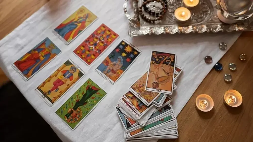 Tarotista estafó a tres personas