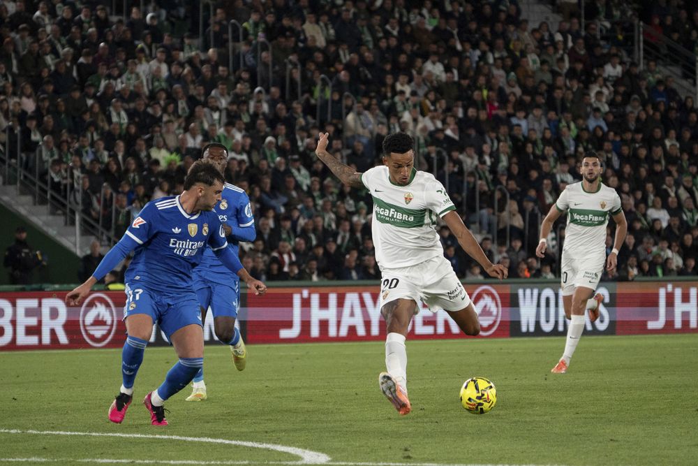 El delantero de Elche FC, Álvaro Rodríguez marca ante la presencia del defensa Raúl Asencio&nbsp;