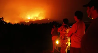 Miembros de los organismos de emergencia trabajan en el control y extinción de un incendio forestal este domingo en la provincia de Cauquenes región del Bio Bio (Chile)