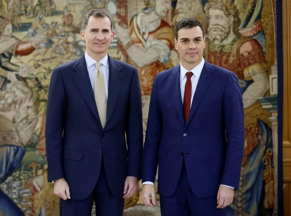 El rey Felipe VI y el líder del PSOE, Pedro Sánchez.