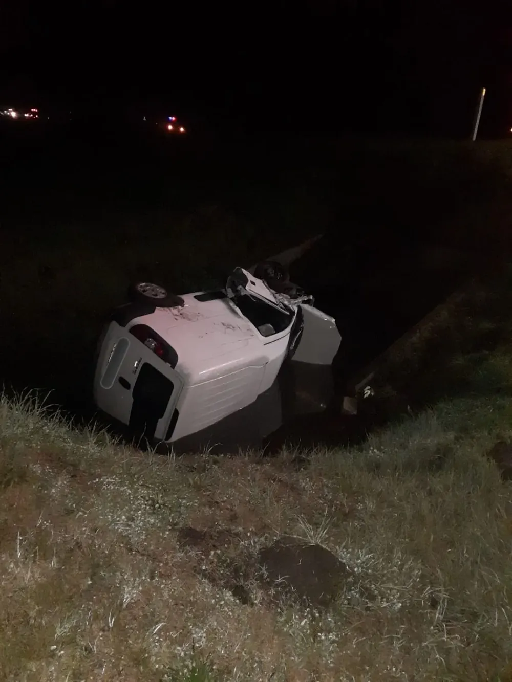 La camioneta chocó contra el ómnibus y cayó a una canaleta al borde de la ruta