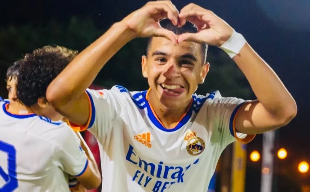 Manuel Romero, el hijo de Marcelo Romero, festejando un gol para Real Madrid, su equipo