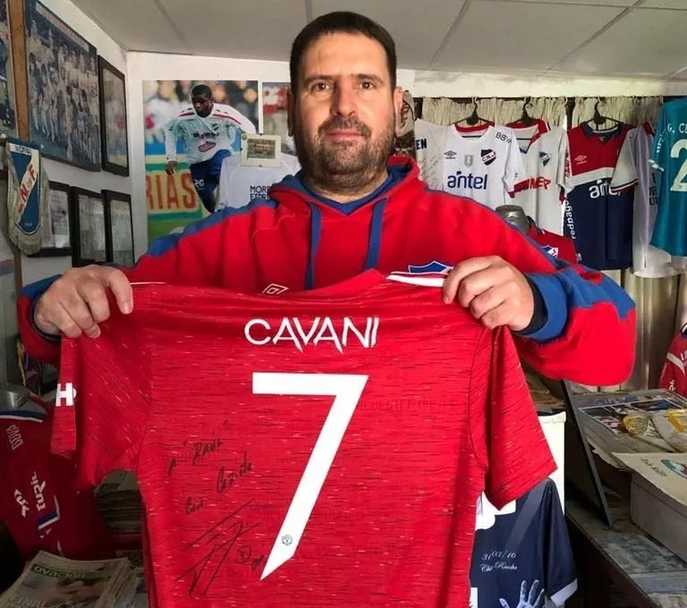 Raúl Ruppel con la camiseta que le envió Edinson Cavani desde Manchester