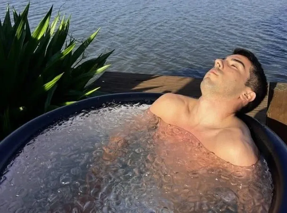 Carlos De Pena inmerso en hielo