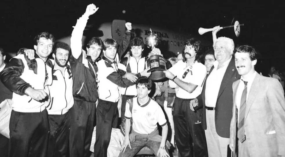 La noche del regreso desde Chile con la Copa Libertadores; festejan en plena pista del aeropuerto José Herrera, Alfonso Domínguez, Gustavo Matosas, Óscar Ferro, Jorge Goncalves con la copa, Eduardo Pereira, el presidente José Pedro Damiani y Juan Pedro Damiani