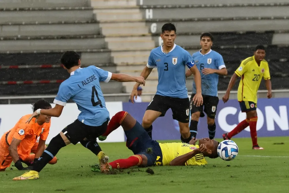 Almeida, Alegre y Calione en acción defensiva ante Colombia Almeida, Alegre y Calione en acción defensiva ante Colombia