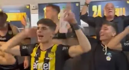 Santiago Homenchenko celebra junto al resto del plantel en el vestuario de Peñarol tras el triunfo clásico ante Nacional