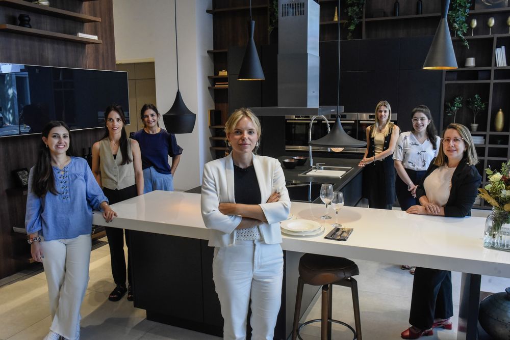 Alejandra Bosch y el equipo comercial de Johnson