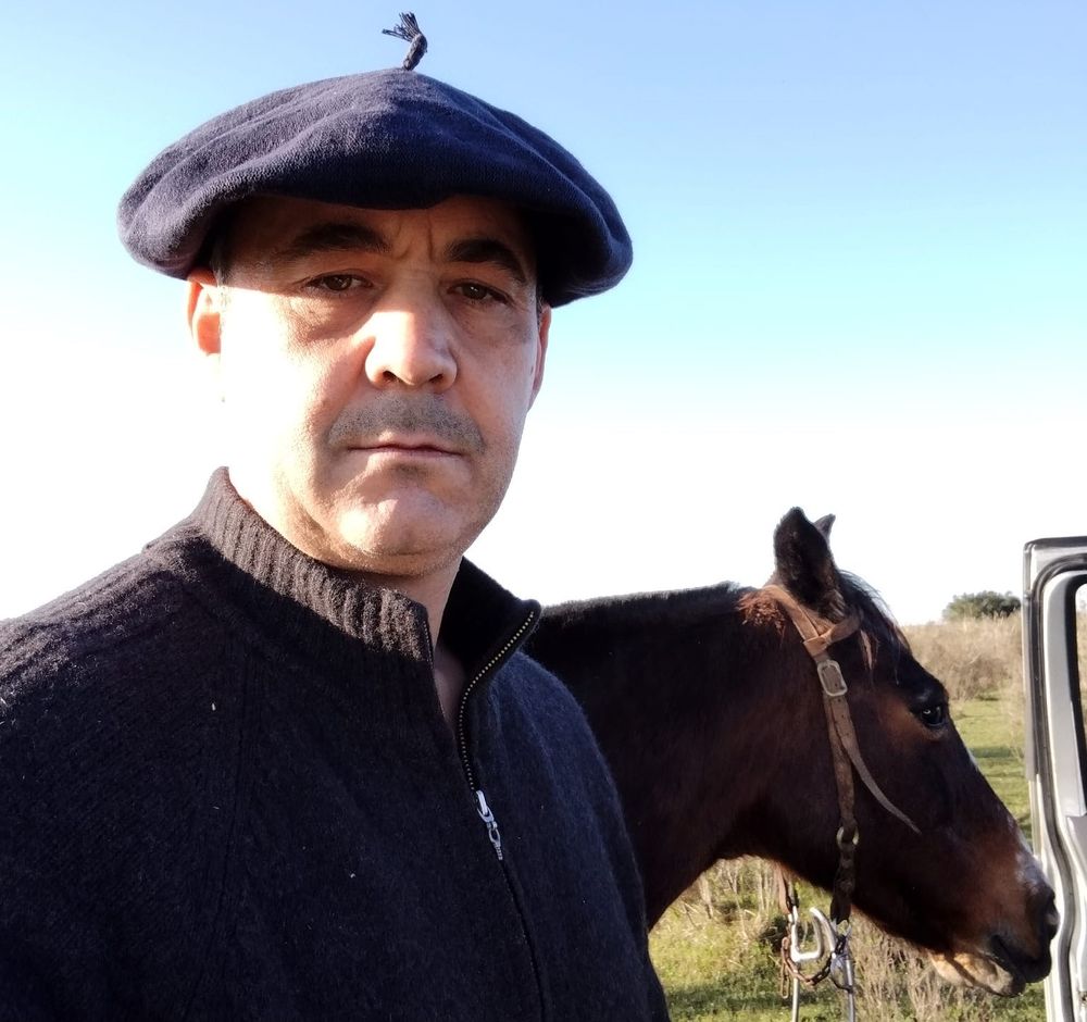 Alfredo Coronel, pequeño productor ganadero, con sistema productivo vecino al vertedero municipal en Melo.