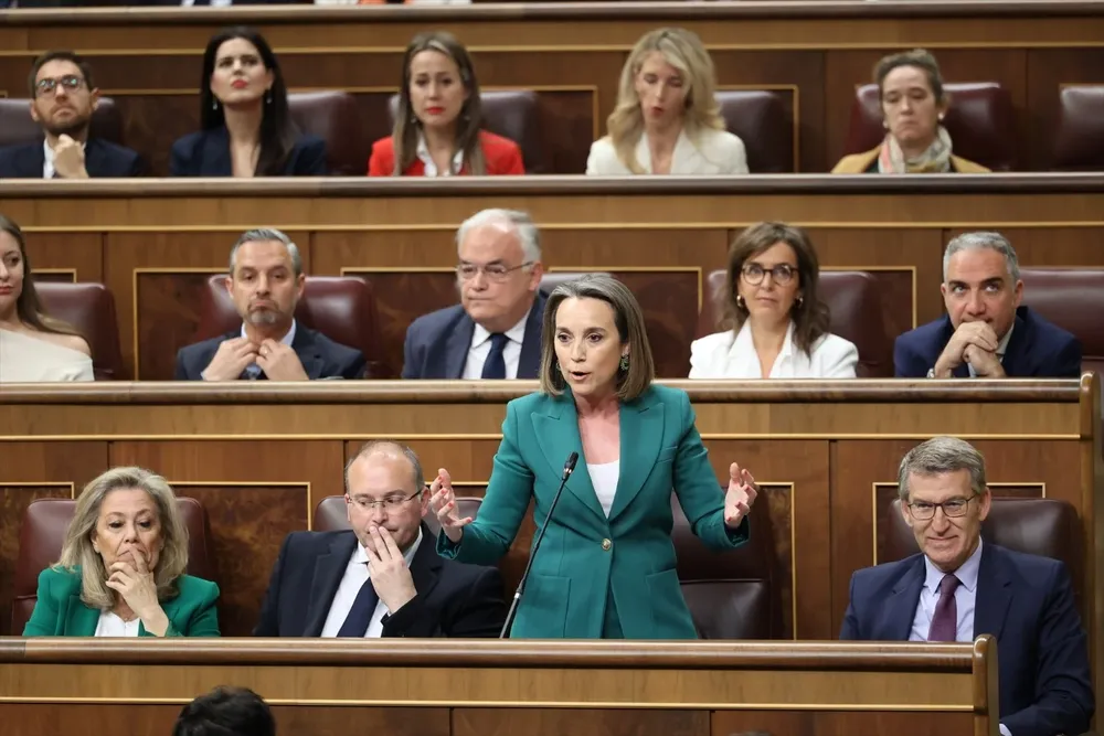 La secretaria general del PP, Cuca Gamarra, interviene durante una sesión de control al Gobierno, en el Congreso de los Diputados