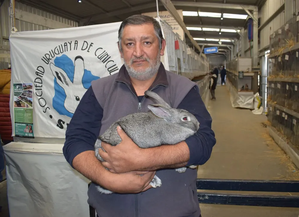 Hugo Piva y el ejemplar más destacado en la Rural del Prado.