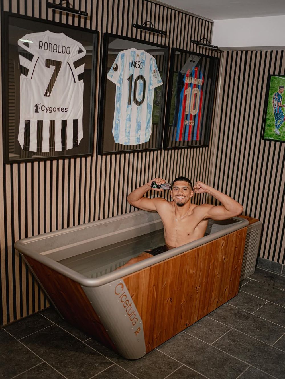 Ronald Araujo en su domicilio en Espa&ntilde;a con las camisetas de Cristiano Ronaldo, Lionel Messi y Ronaldinho