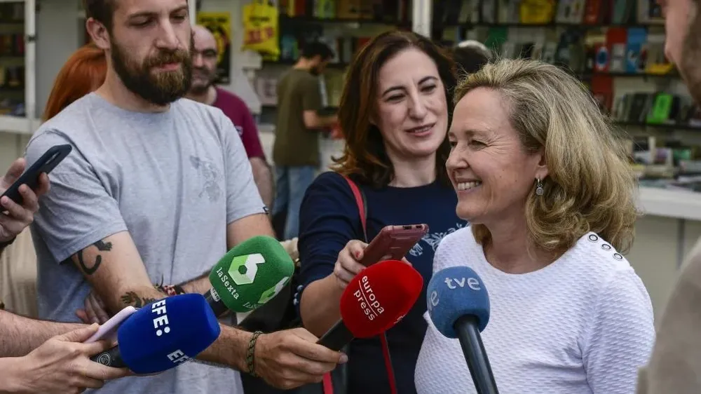 La ministra de Economía habló en TVE cuando fue a la Feria del Libro.
