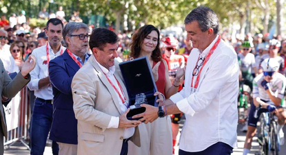 Díaz Ayuso, entrega un reconocimiento al director de La Vuelta.medalla