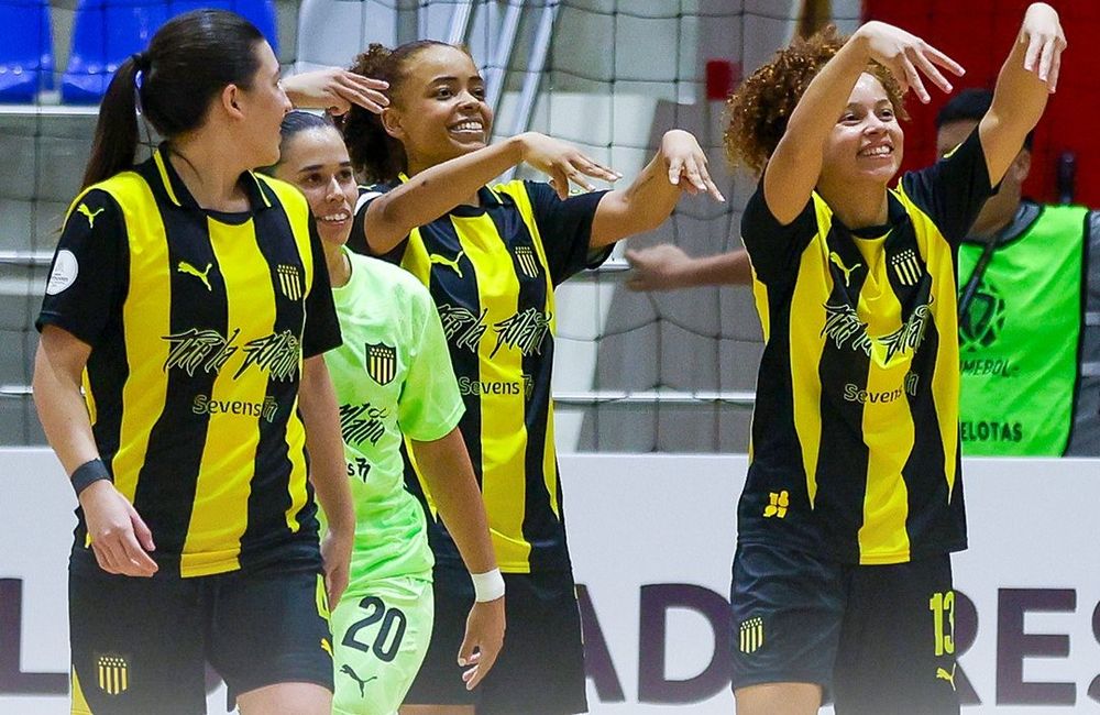 Las jugadoras de Peñarol de fútbol sala celebran el triunfo en el debut de la Copa Libertadores sobre Sport Colonial de Paraguay