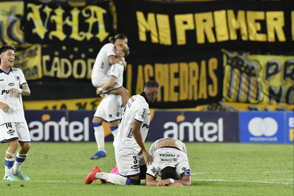 Juan Izquierdo y el festejo en Liverpool