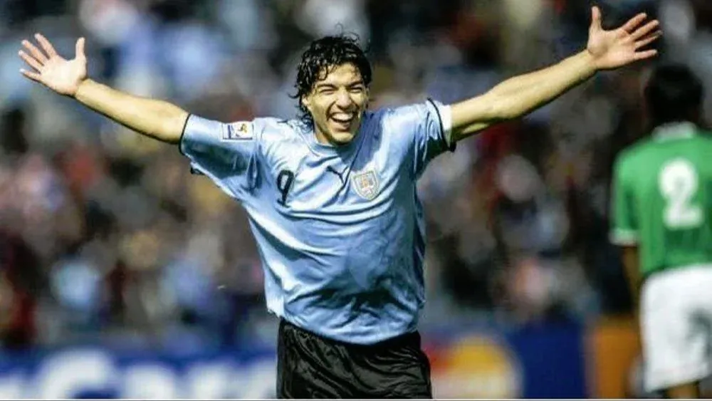 Luis Suárez y su primer festejo con la selección de Uruguay en un partido de Eliminatorias ante Bolivia