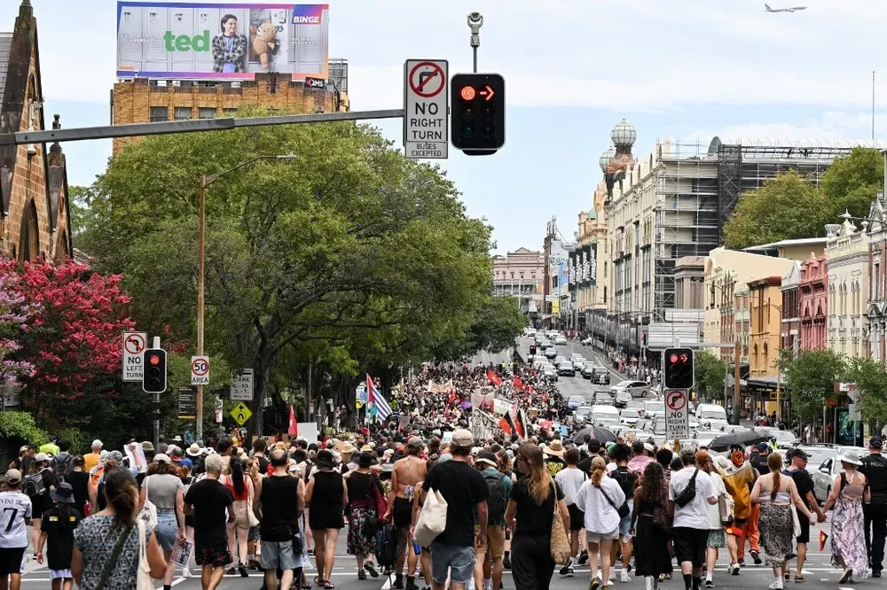 A pesar de un calor de 38 ºC, los manifestantes en Sídney salieron a la calle ondeando las banderas aborígenes.