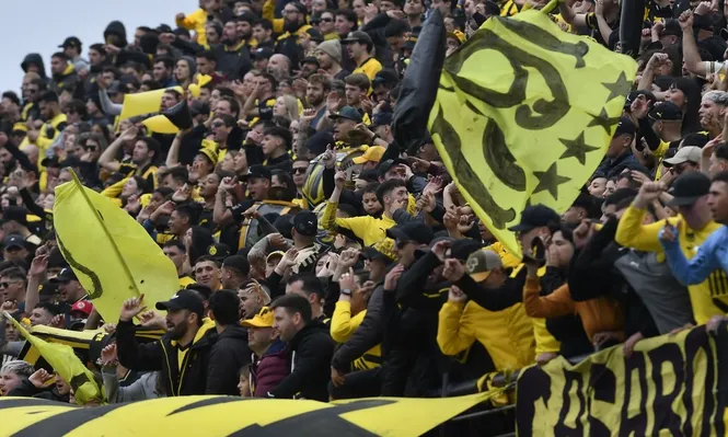Los hinchas de Peañrol esperan por el partido del domingo ante Rampla