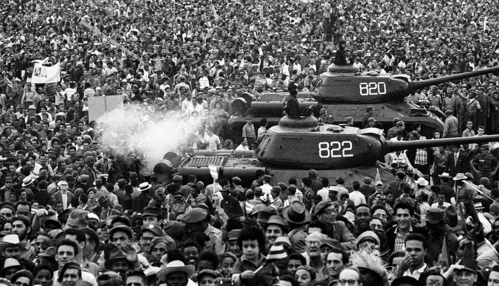 Fotografía “Pueblo con tanques”, sacada en La Habana, Cuba, el 2 de enero 1962 por Liborio Noval.