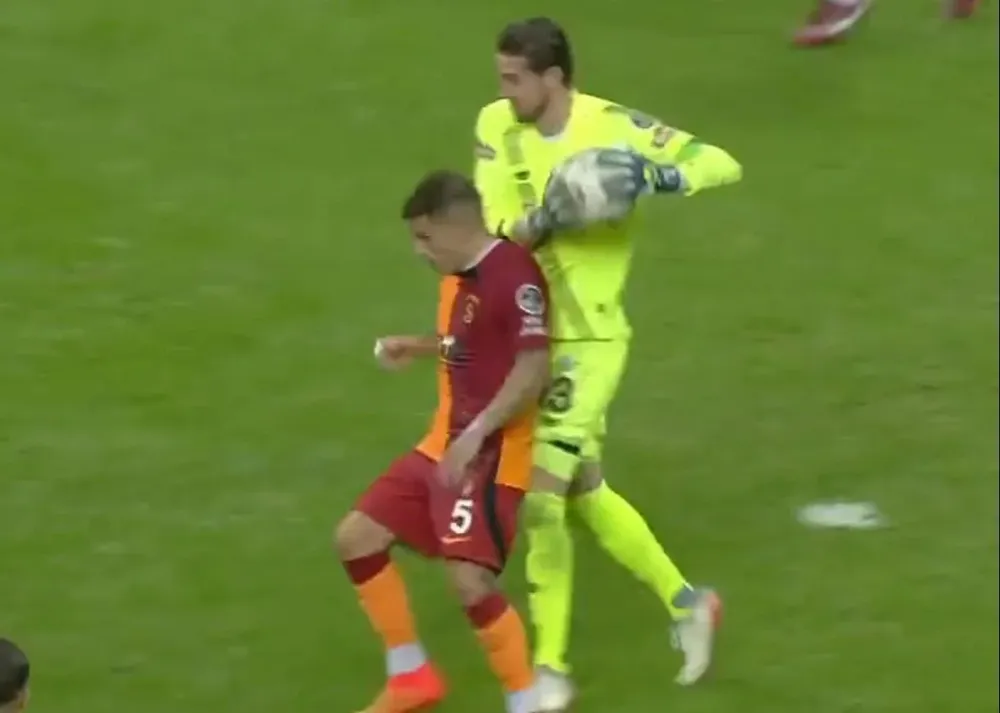 Lucas Torreira fue agredido por el arquero rival que recibió la segunda amarilla y fue expulsado