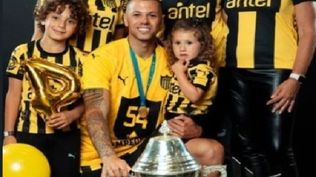 Léo Coelho y su familia con la Copa Uruguaya ganada con Peñarol en 2024