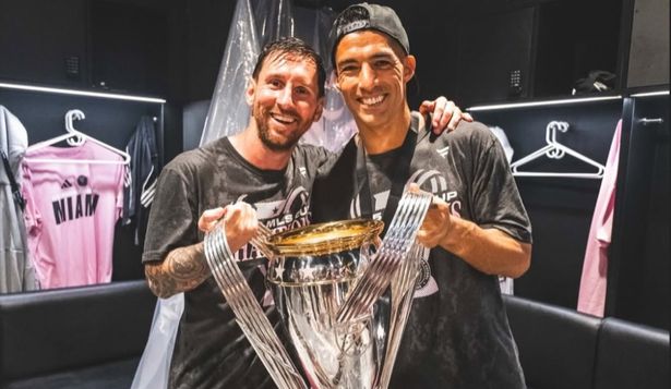 Lionel Messi y Luis Suárez con la copa ganada con Inter Miami al obtener el torneo de la MLS de Estados Unidos