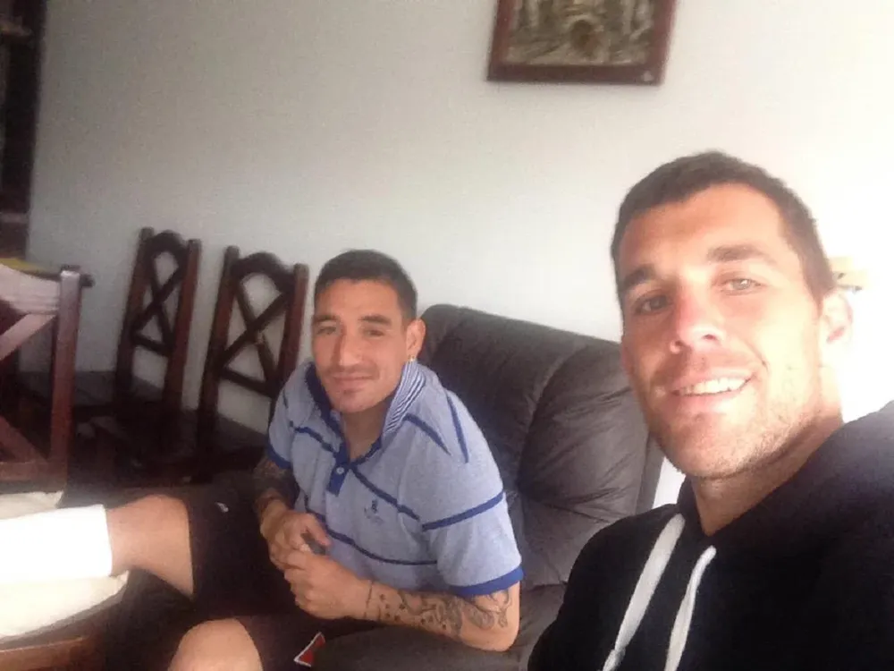 Bebu Luna con el yeso y acompañado por Javier Irazún, su compañero de la IASA, este lunes