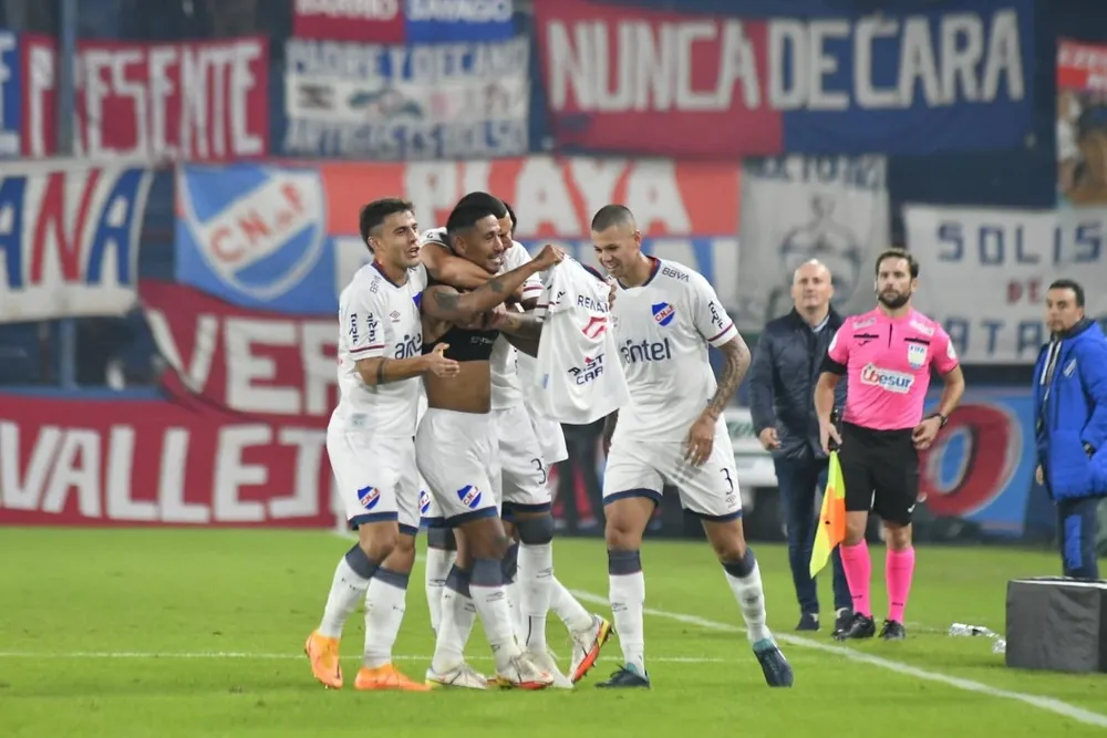 El festejo de Yonathan Rodríguez con sus compañeros