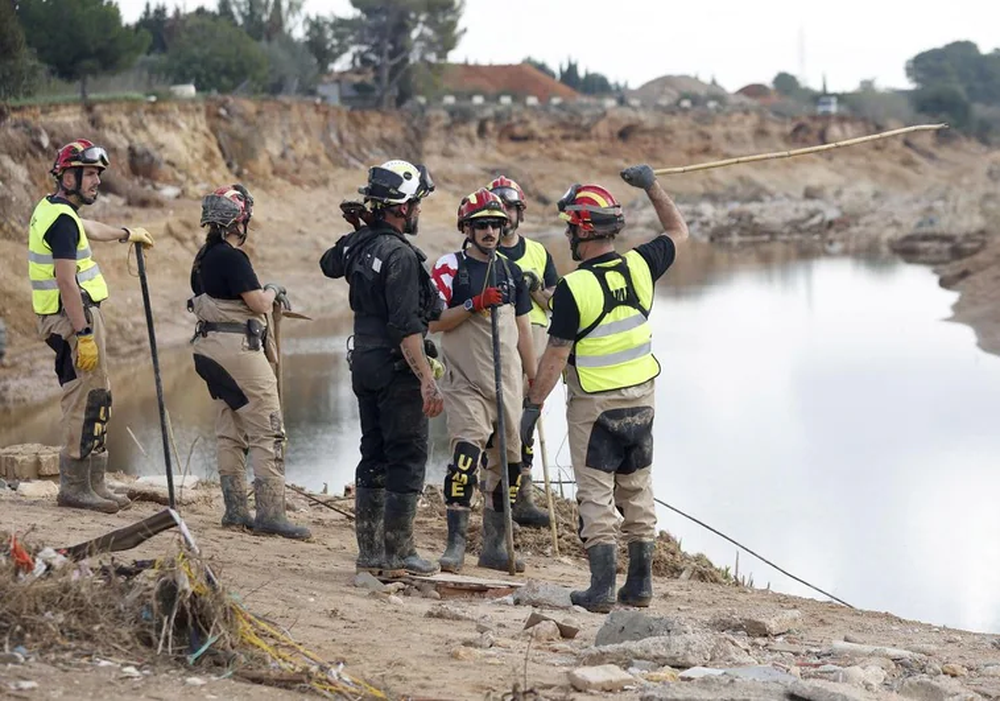 Equipos de emergencia buscan cadáveres.