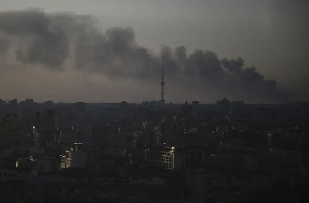 Vista general tomada en Kiev muestra humo saliendo de las afueras occidentales de la ciudad