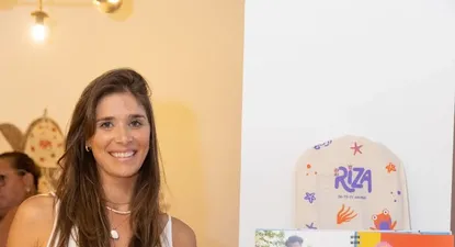 Paz Cardoso con su libro Mamurrí