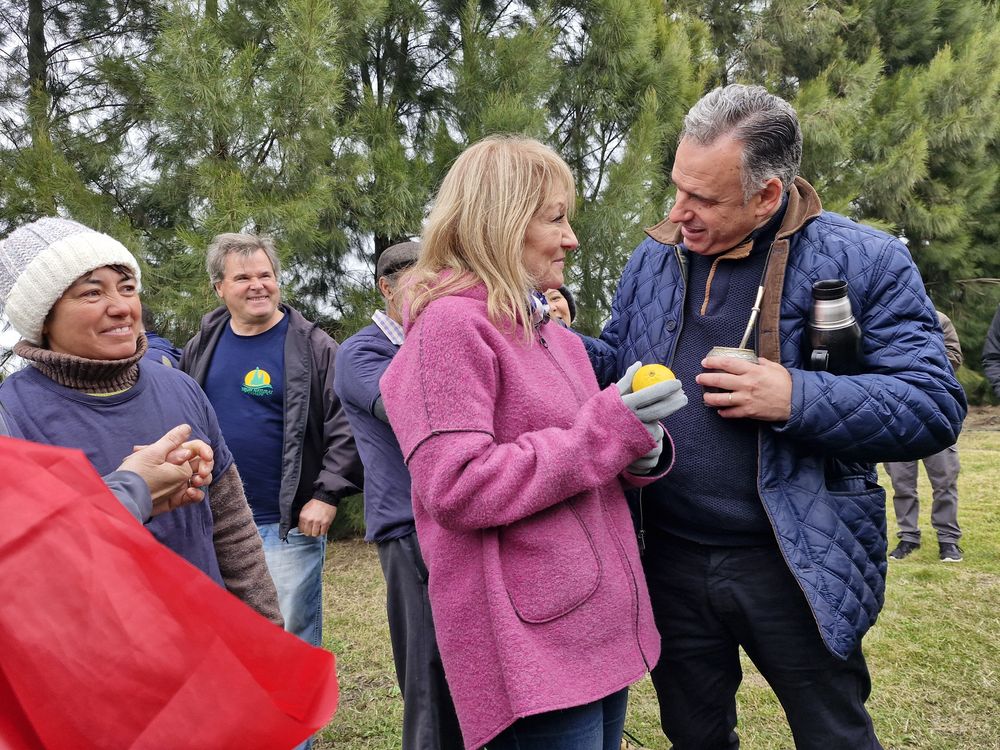 Carolina Cosse y Yamandú Orsi se muestran juntos de recorrida por Baltasar Brum, Artigas
