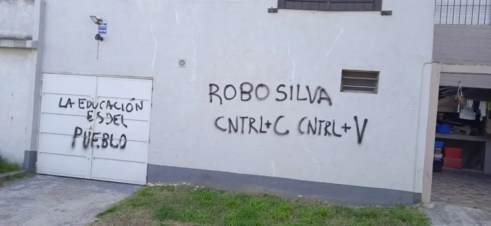 Graffiti en la casa del presidente del Codicen, Robert Silva.
