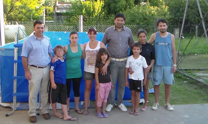El intendente que inauguró una piscina de lona