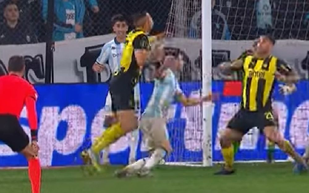 El penal que pitó Wilmar Roldán de Emanuel Gularte de Peñarol sobre Maravilla Martínez de Racing por Copa Libertadores
