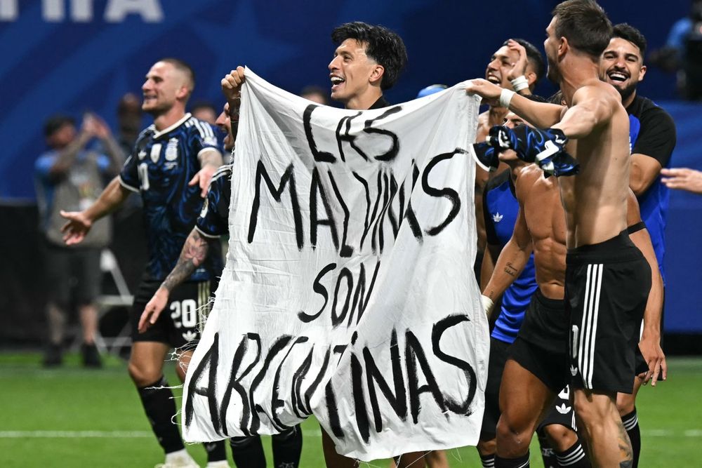 La bandera con la que festejaron los jugadores de Argentina