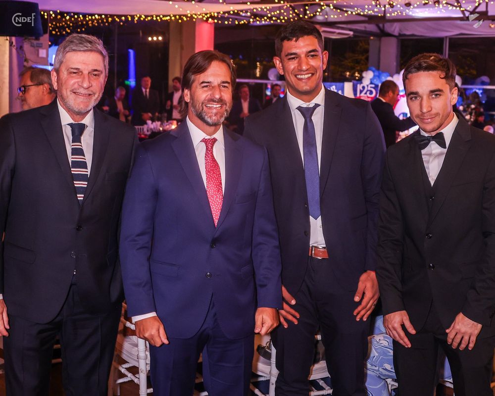 Alejandro Balbi, Luis Lacalle Pou, Diego Polenta y Mauricio Pereyra en la Gala Gigante de Nacional 2024