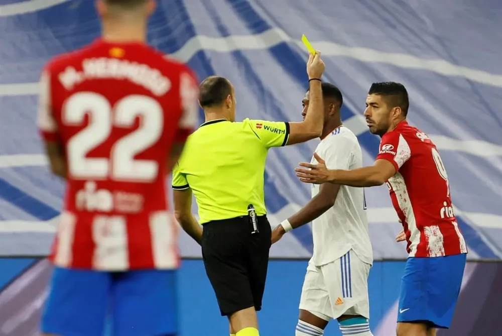 Amarilla para Suárez a los 88 minutos