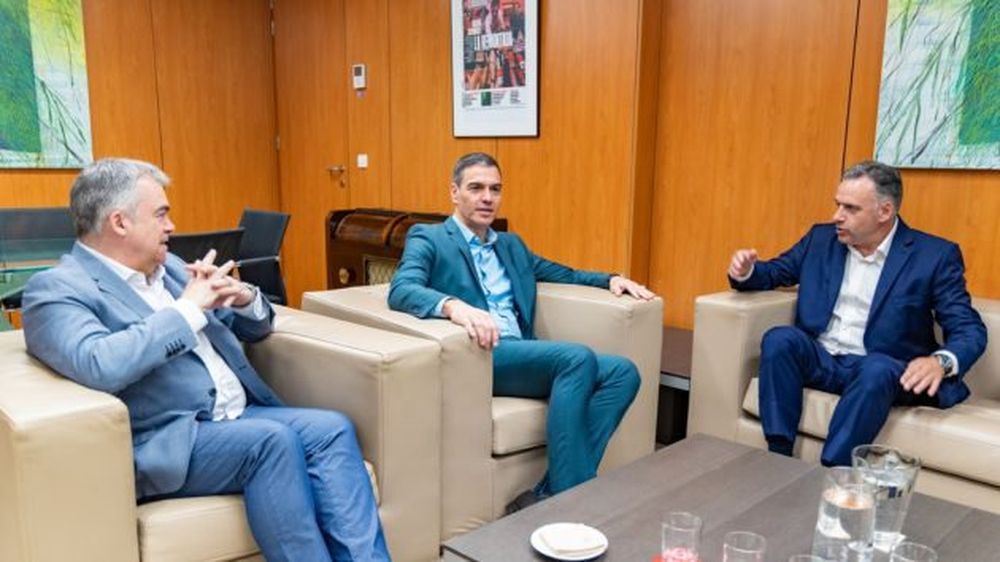 Yamandú Orsi acompañado del presidente del gobierno español, Pedro Sánchez